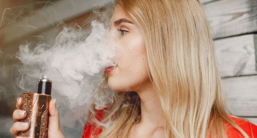 Femme qui vape